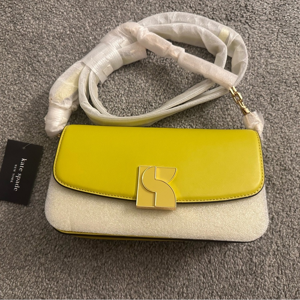 Kate Spade 

Medium purse 
Smooth leather 
Never used
Yellow